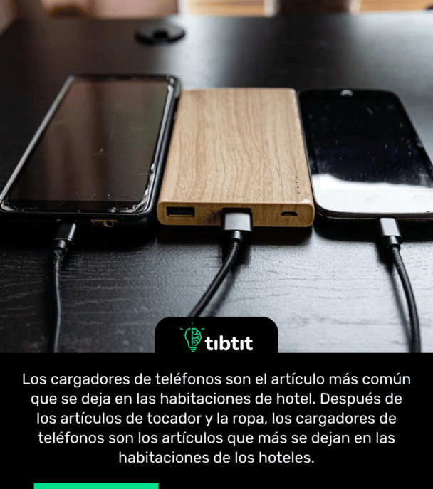 Los cargadores de teléfonos son el artículo más común que se deja en las habitaciones de hotel. Después de los artículos de tocador y la ropa, los cargadores de teléfonos son los artículos que más se dejan en las habitaciones de los hoteles.