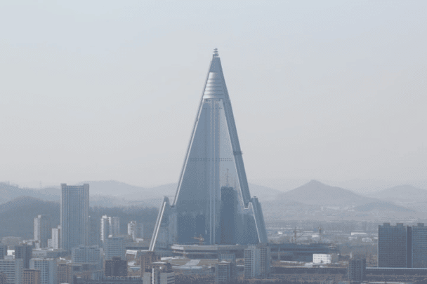 El hotel Ryugyong de 105 pisos en Corea del Norte, apodado el "Hotel de la perdición", es el edificio deshabitado más alto del mundo.