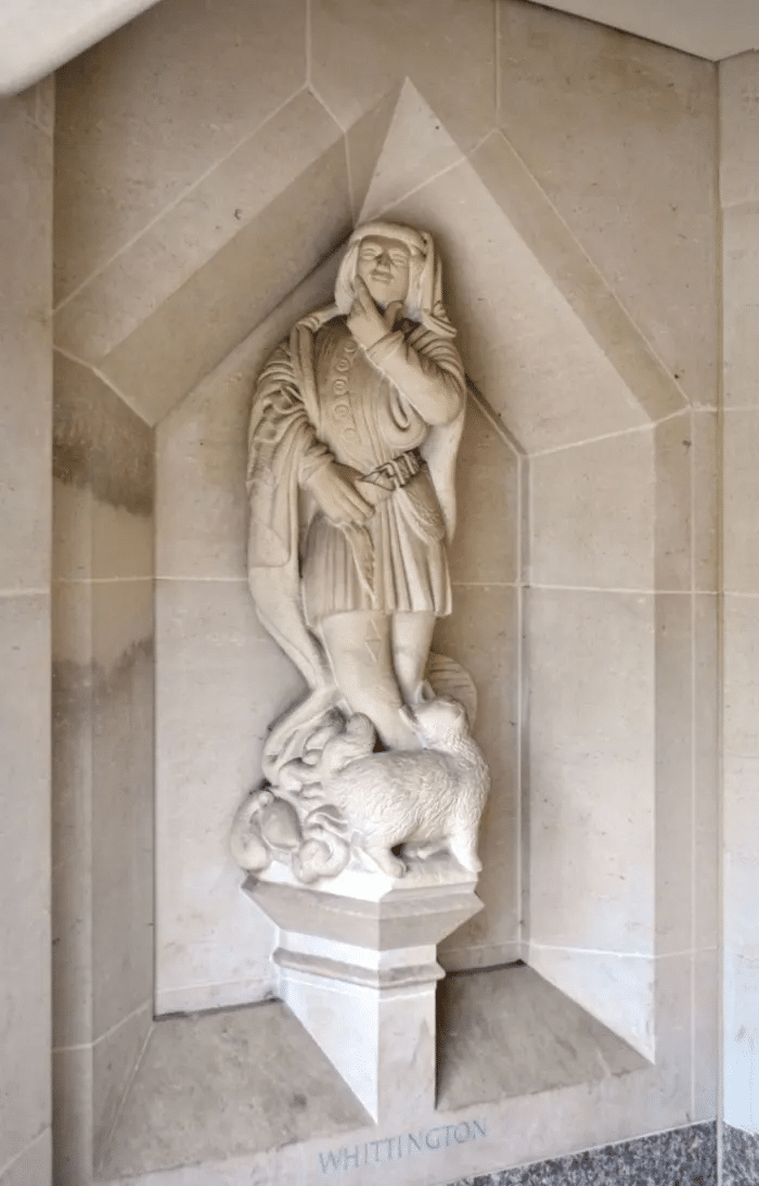 Una estatua de Dick Whittington y su gato en el Guildhall de Londres financió las obras de construcción allí.Eliza Rolle/Wikipedia CC3.0