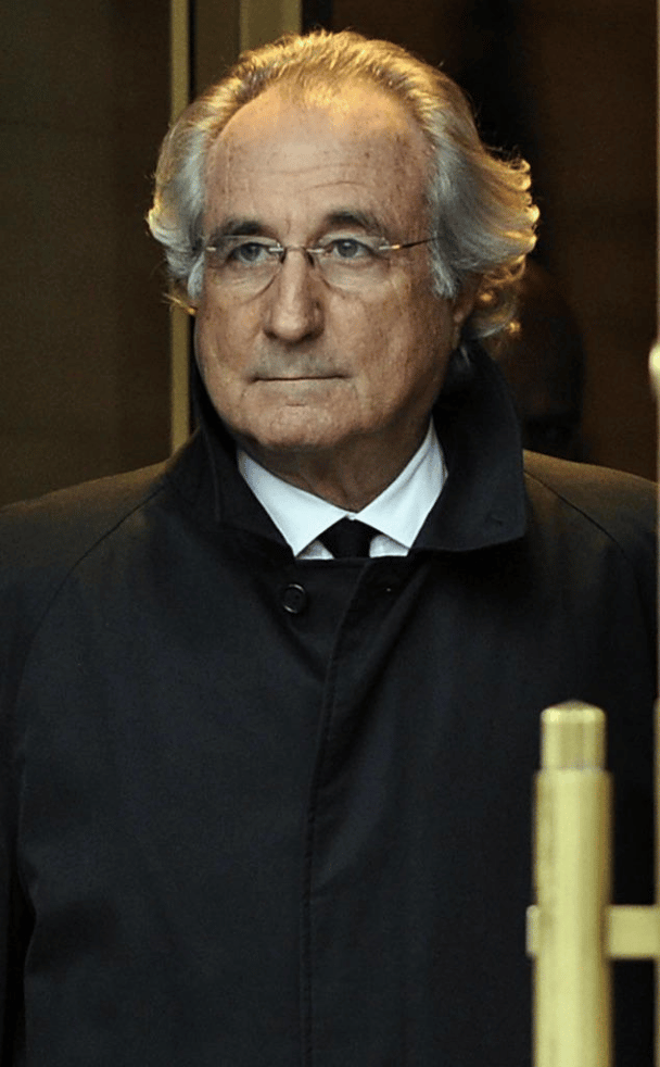 Bernard Madoff, el cerebro detrás de la mayor estafa de inversión en la historia de los Estados Unidos. Estafó a decenas de miles de clientes por hasta $ 65 mil millones