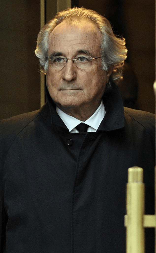 Bernard Madoff, el cerebro detrás de la mayor estafa de inversión en la historia de los Estados Unidos. Estafó a decenas de miles de clientes por hasta $ 65 mil millones