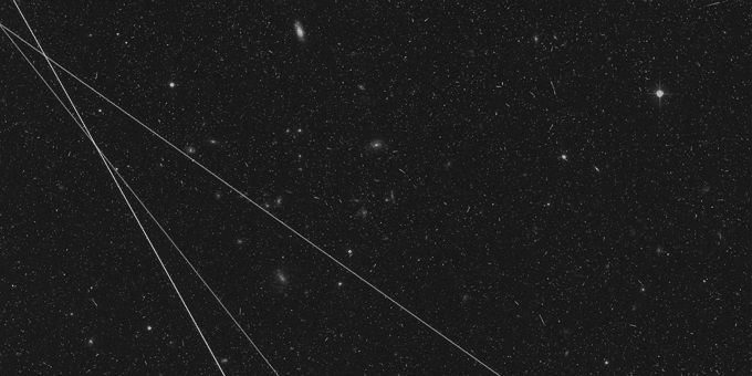 Los satélites a veces bombardean el Telescopio Espacial Hubble, dejando rastros como los que se ven en esta imagen. Con el aumento repentino del tráfico de las constelaciones de satélites en la órbita de Hubble, esas rachas se están volviendo más comunes.ARCHIVO CIENTÍFICO EUROPEO DEL HUBBLE/ESA