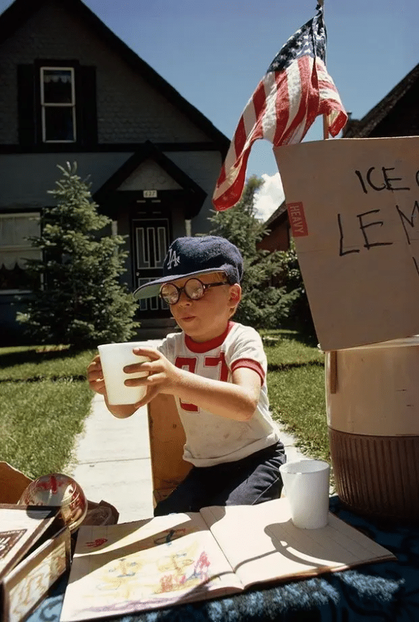 Un niño vende limonada en su puesto en Main Street en Aspen, Colorado. 1973.