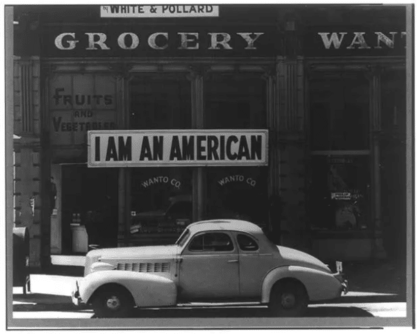Las palabras "Soy estadounidense" colocadas en el escaparate de una tienda en Oakland, California, el día después de Pearl Harbor.