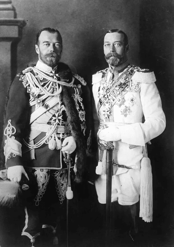 El zar Nicolás II de Rusia con su primo, el rey Jorge V de Gran Bretaña (derecha), con uniformes militares alemanes en Berlín antes de la guerra (1913).