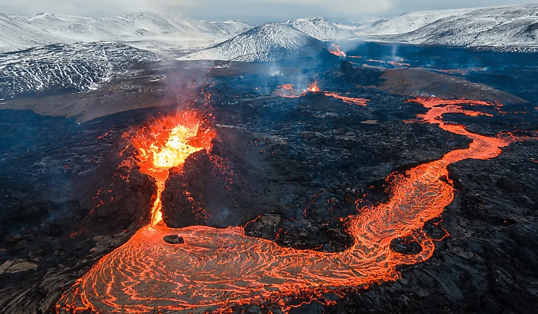Flujos de lava en un volcán activo.