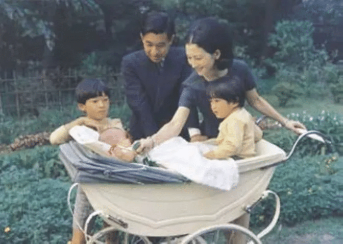 Sayako, princesa Nori de Japón con sus padres y hermanos. (1969).Wikipedia/Ministerio de Relaciones Exteriores de Japón