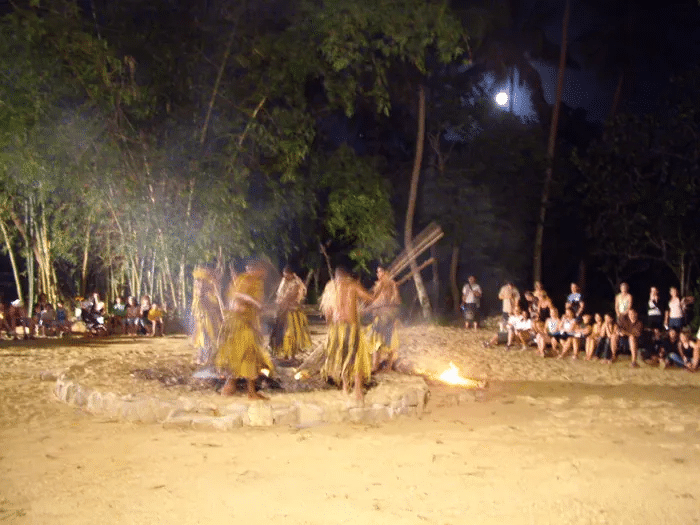 Caminata tradicional sobre fuego en la isla fijiana de Beqa.2Cola, CC BY-SA 4.0, a través de Wikimedia