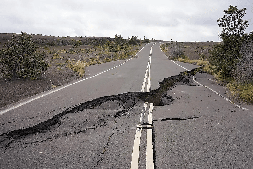 Carretera asfaltada dañada por la erupción volcánica de Kīlauea y el colapso de la caldera con los terremotos posteriores en el Parque Nacional de los Volcanes de Hawái en la Isla Grande.
