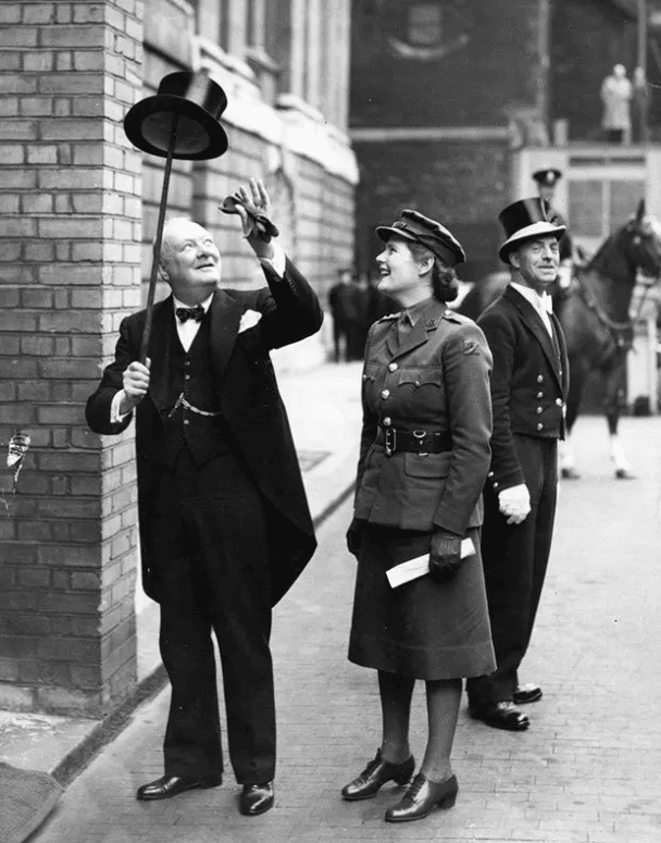 Winston Churchill con su hija Mary, Londres, 1943.