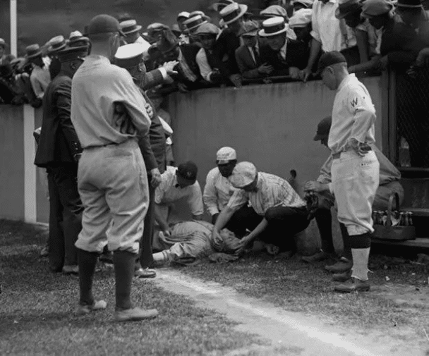 Babe Ruth yace inconsciente tras estrellarse contra una pared mientras perseguía una pelota voladora
