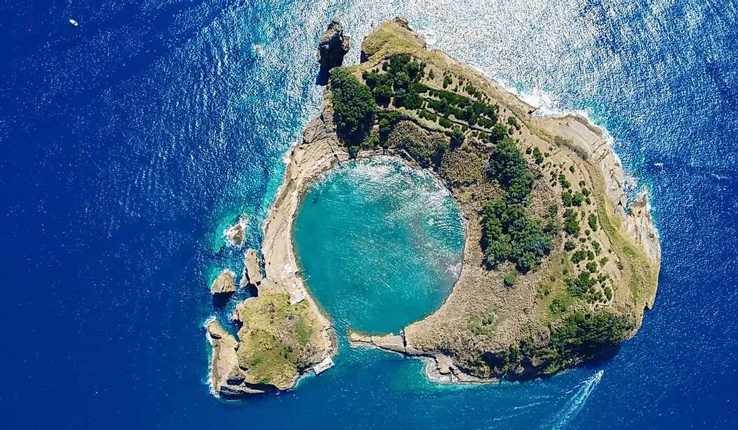 Cráter de volcán sumergido en el Océano Atlántico llamado Ilheu de Vila Franco do Campo en la isla de Sao Miguel, Portugal.