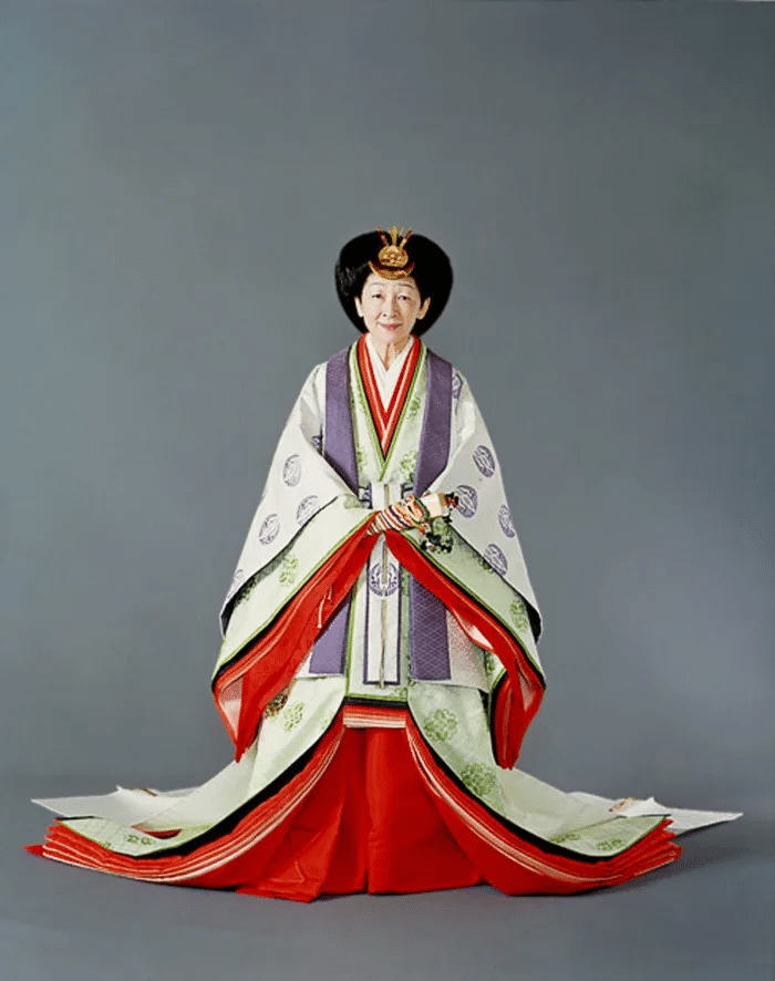 Emperatriz Michiko en la tradición Junihitoe, un kimono de 12 capas. Sayako optó por no seguir la tradición y llevarlo en la ceremonia de su boda.Wikipedia/Ministerio de Relaciones Exteriores de Japón CC3.0