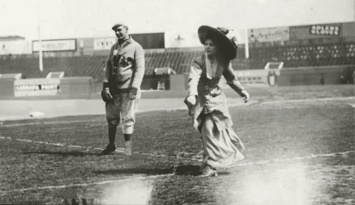 Ida Schnall entrenando con el lanzador de los New York Giants, Rube Marquard.PBS (dominio público)