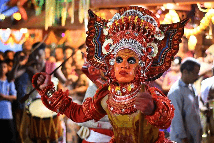 Una danza ritual llamada Theyyam, en Kerala, India. Los rituales a menudo se parecen al teatro.Shagil Kannur a través de Wikimedia Commons.
