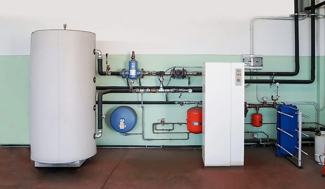 Bomba de calor geotérmica para calefacción en una sala de calderas.