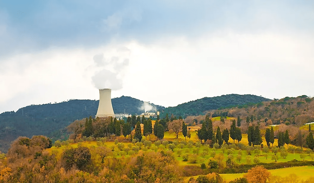 La planta de energía geotérmica cerca de Larderello, Italia.