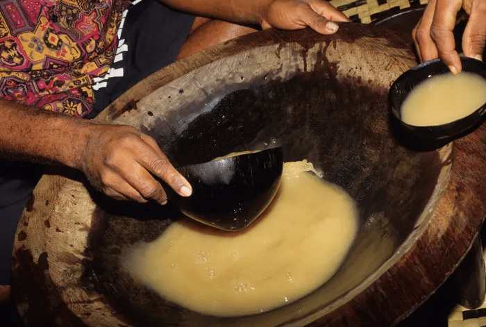 Un hombre local haciendo kava, la bebida nacional de Fiji.Tammy616, iStock