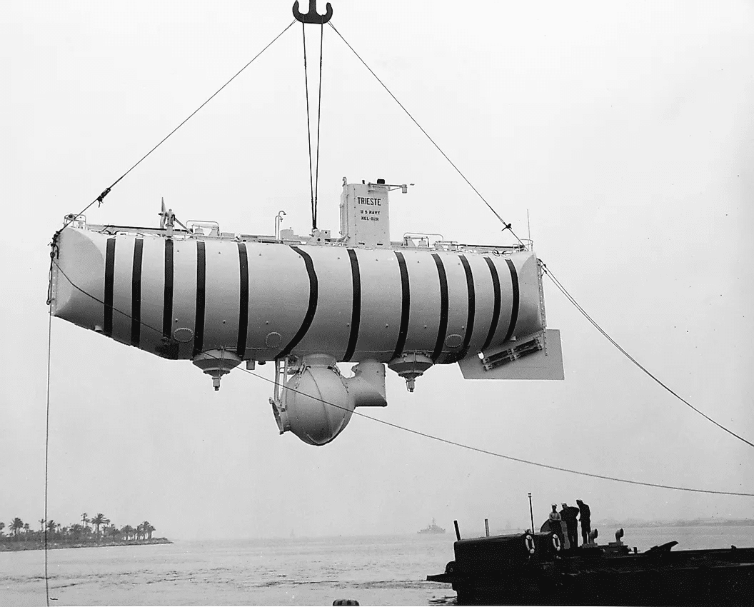 Batiscafo Trieste, para llegar a Challenger Deep, un batiscafo de investigación de buceo profundo que alcanzó una profundidad récord de aproximadamente 35,797 pies en Challenger Deep de Mariana Trench.