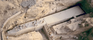 El "Obelisco Inacabado" en Asuán, Egipto, es un megalito hecho de una sola pieza de granito rojo. Mide 42 metros y pesa más de 1.200 toneladas.