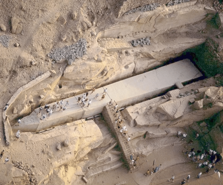 El "Obelisco Inacabado" en Asuán, Egipto, es un megalito hecho de una sola pieza de granito rojo. Mide 42 metros y pesa más de 1.200 toneladas.