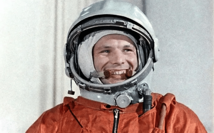 La pequeña placa junto a la escultura tenía los nombres de 14 astronautas y cosmonautas, incluido el primer hombre en el espacio, Yuri Gagarin, quien murió trágicamente en ese momento en un extraño accidente de avión.Yuri Gagarin