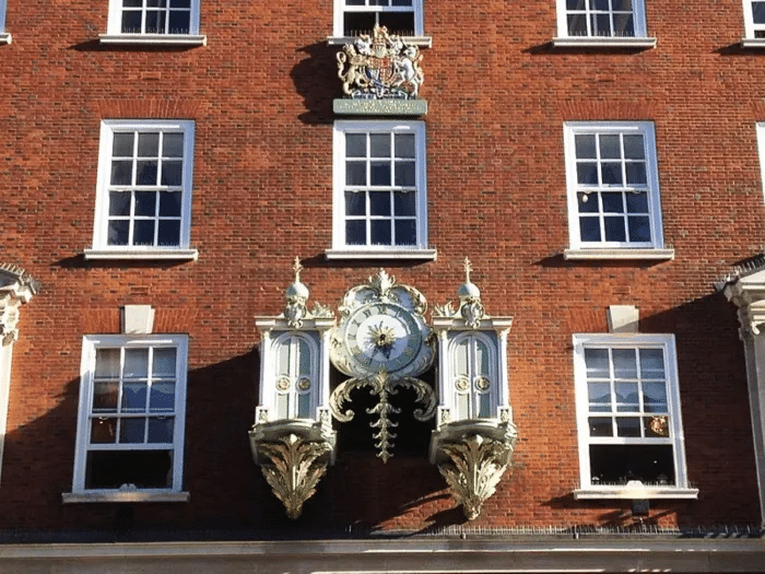 El alzado frontal. El reloj y la heráldica de la orden real se encuentran sobre la entrada principal de la tienda de Fortnum & Mason.Wikipedia/Gryffindor CC4.0