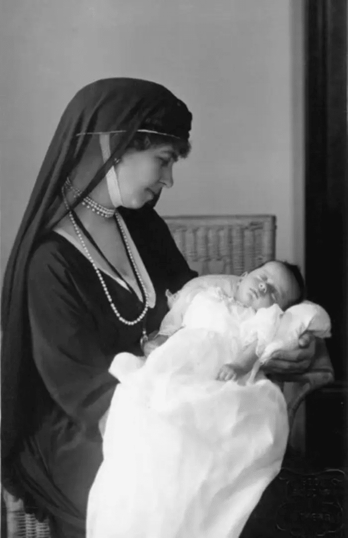 La reina Sofía de Grecia con su nieta Alexandra en 1921 antes de que el rey Constantino I la reconociera como legítima.Dominio público de Wikipedia