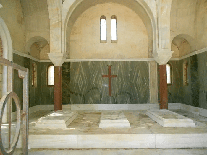 Mausoleo del Palacio Tatoi. Las tumbas de Constantino I, la reina Sofía y el rey Alejandro I.