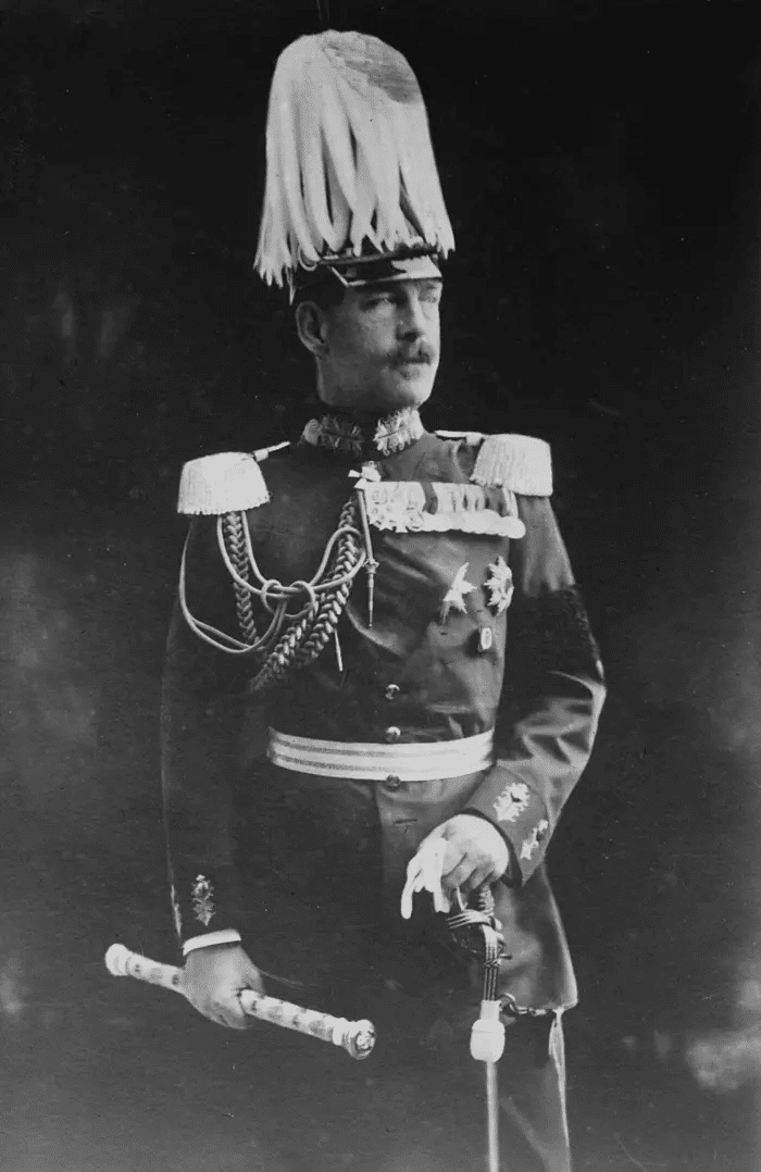 El rey Constantino I de Grecia fotografiado con el uniforme de un mariscal de campo alemán mientras reclamaba su neutralidad durante la Primera Guerra Mundial.Dominio público de Wikipedia