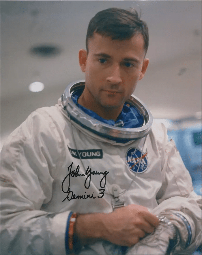 Las comidas congeladas no eran apetecibles para el paladar de Young, por lo que se metió de contrabando un sándwich dentro de su traje espacial para el largo viaje.Juan joven
