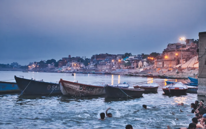 Los glaciares de las montañas eran la fuente del Ganges, uno de los ríos más sagrados de la India. El río era una fuente de agua limpia para gran parte del norte de la India. ¿La CIA ha contaminado accidentalmente todo un sistema fluvial?shiv-prasad-OPWM488DfeQ-unsplash-GANGES