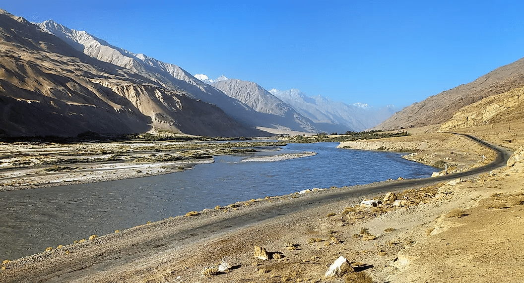 Río Amu Darya en la región de las montañas Pamir en su curso superior.
