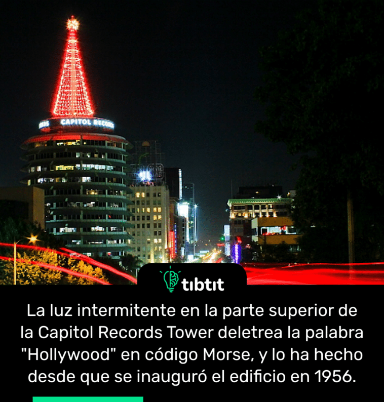 La luz intermitente en la parte superior de la Capitol Records Tower deletrea la palabra "Hollywood" en código Morse, y lo ha hecho desde que se inauguró el edificio en 1956.