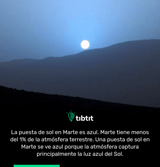 La puesta de sol en Marte es azul. Marte tiene menos del 1% de la atmósfera terrestre. Una puesta de sol en Marte se ve azul porque la atmósfera captura principalmente la luz azul del Sol.