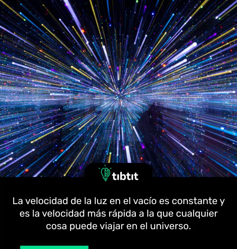 La velocidad de la luz en el vacío es constante y es la velocidad más rápida a la que cualquier cosa puede viajar en el universo.