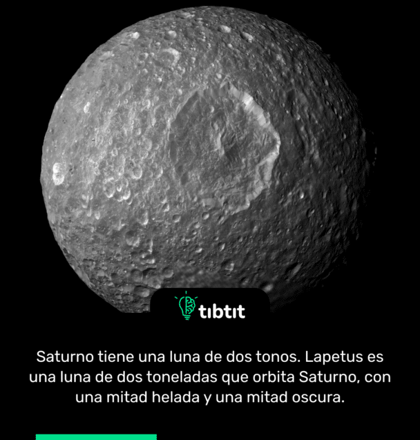 Saturno tiene una luna de dos tonos. Lapetus es una luna de dos toneladas que orbita Saturno, con una mitad helada y una mitad oscura.