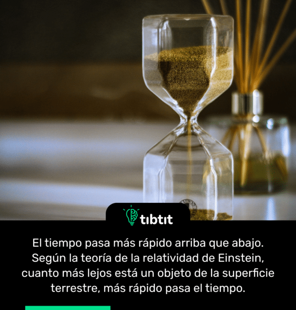 El tiempo pasa más rápido arriba que abajo. Según la teoría de la relatividad de Einstein, cuanto más lejos está un objeto de la superficie terrestre, más rápido pasa el tiempo.