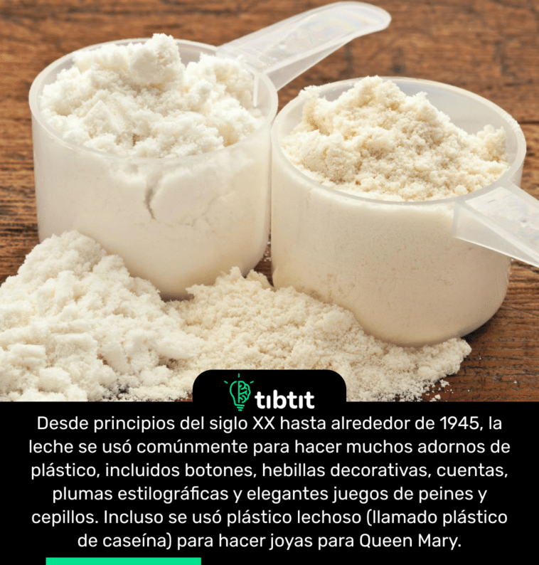 Desde principios del siglo XX hasta alrededor de 1945, la leche se usó comúnmente para hacer muchos adornos de plástico, incluidos botones, hebillas decorativas, cuentas, plumas estilográficas y elegantes juegos de peines y cepillos. Incluso se usó plástico lechoso (llamado plástico de caseína) para hacer joyas para Queen Mary.
