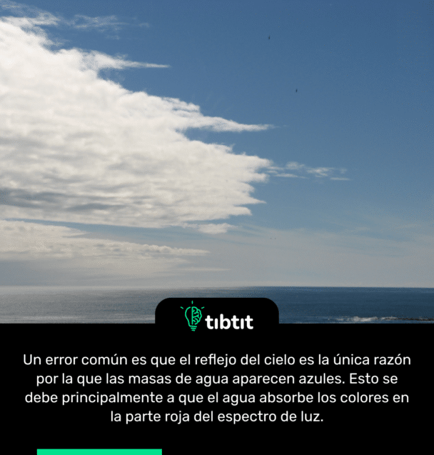 Un error común es que el reflejo del cielo es la única razón por la que las masas de agua aparecen azules. Esto se debe principalmente a que el agua absorbe los colores en la parte roja del espectro de luz.