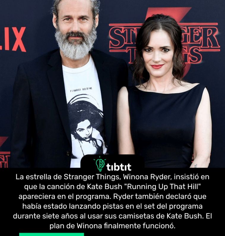 La estrella de Stranger Things, Winona Ryder, insistió en que la canción de Kate Bush "Running Up That Hill" apareciera en el programa. Ryder también declaró que había estado lanzando pistas en el set del programa durante siete años al usar sus camisetas de Kate Bush. El plan de Winona finalmente funcionó.