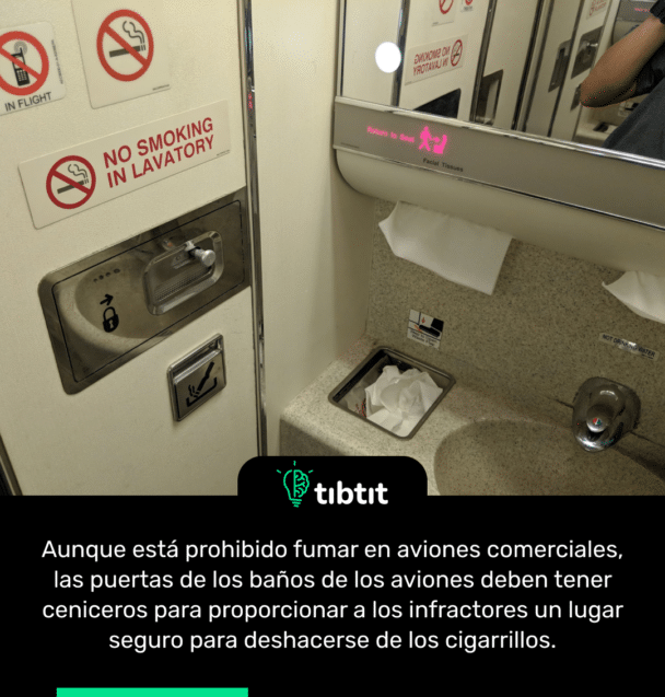 Aunque está prohibido fumar en aviones comerciales, las puertas de los baños de los aviones deben tener ceniceros para proporcionar a los infractores un lugar seguro para deshacerse de los cigarrillos.