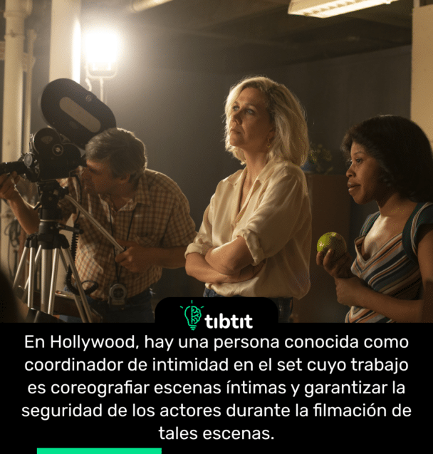 En Hollywood, hay una persona conocida como coordinador de intimidad en el set cuyo trabajo es coreografiar escenas íntimas y garantizar la seguridad de los actores durante la filmación de tales escenas.