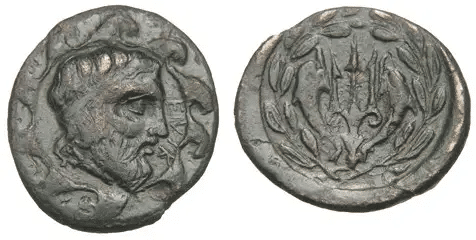 monedas encontradas en uno de los sitios de excavación de Helike. La imagen es de Poseidón.