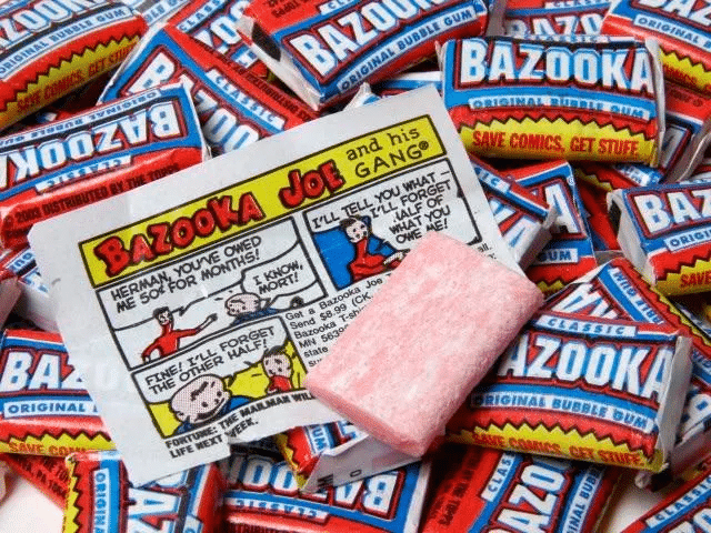 En 1947, el chicle Bazooka fue comercializado por primera vez por Topps Company de Brooklyn, Nueva York. Estaba empaquetado en un esquema de color rojo, blanco y azul, y originalmente se vendía por solo un centavo.