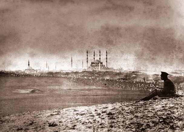 Un soldado ruso mirando la Mezquita Selimiye en Edirne, Turquía. En 1878, las tropas rusas casi llegaron a Erdyna.
