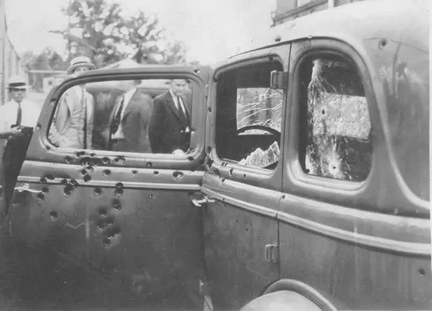 El auto de Bonnie y Clyde después de su muerte. (1934)