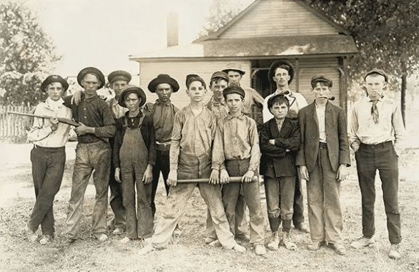 Un equipo de béisbol de jóvenes trabajadores del vidrio de Indiana. (1908).