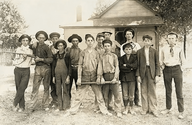 Un equipo de béisbol de jóvenes trabajadores del vidrio de Indiana. (1908).