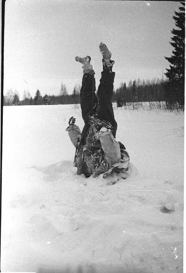 El cadáver congelado de un soldado alemán se utiliza como señal de tráfico improvisada cerca de la línea del frente en el frente oriental, 1942.